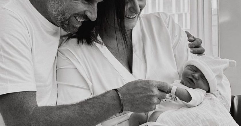 Maria Botelho Moniz e Pedro Bianchi Prata partilham adorável foto do bebé Vicente! Vem espreitar a fofura deste pequeno rebento! 🥰👶 #amorinfinito