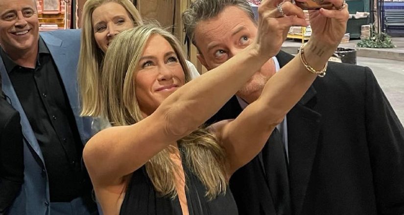 Jennifer Aniston emociona-se ao falar pela primeira vez da perda de Matthew Perry: “Foi um amigo incrível”.